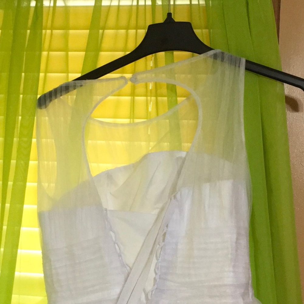 A sweetheart custom made wedding dress sized 6.  M - Picture 4 of 4